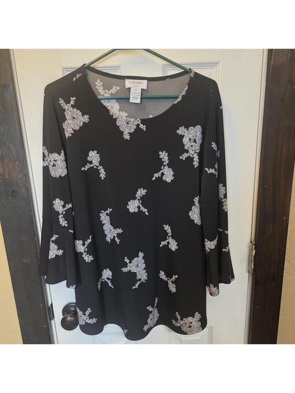Carmen Marc Valvo Woman Black Silver Floral Bell Sleeve Blouse 1X
